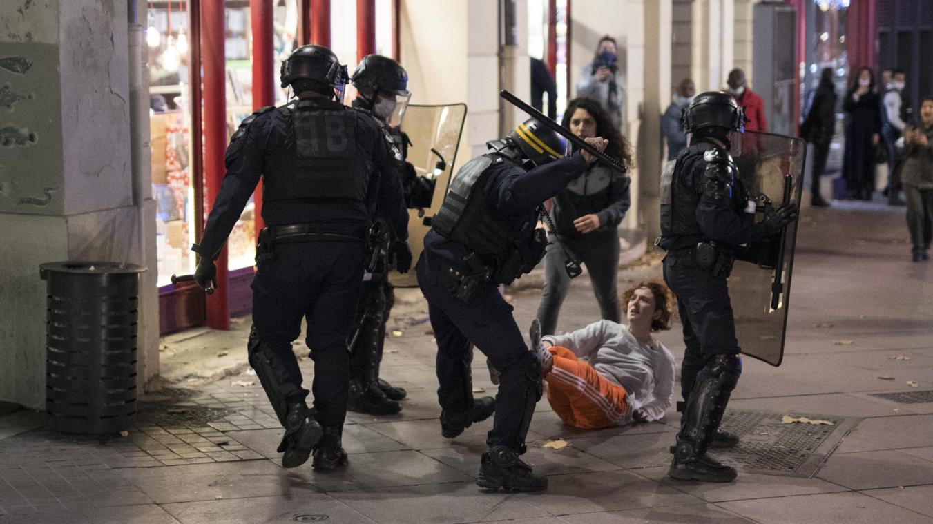 <p>Marseille: Ein Bereitschaftspolizist schlägt während eines Protestes gegen ein neues Sicherheitsgesetz mit einem Schlagstock nach einer Teilnehmerin einer Demonstration. Kritiker eines vorgeschlagenen französischen Sicherheitsgesetzes, das den Austausch von Bildern von Polizisten einschränken würde, versammeln sich aus Protest im ganzen Land. Bürgerrechtsgruppen und Journalisten sind besorgt, dass die Maßnahme die Pressefreiheit beeinträchtigt und die teilweise ausgeübte Brutalität von Polizisten ungestraft bleibt.</p>