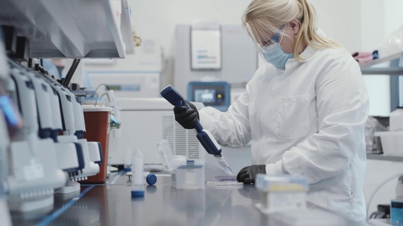 <p>Das Videostandbild zeigt eine Mitarbeiterin des US-Pharmakonzerns Moderna, als sie an der Herstellung eines Corona-Impfstoffs arbeitet.</p>