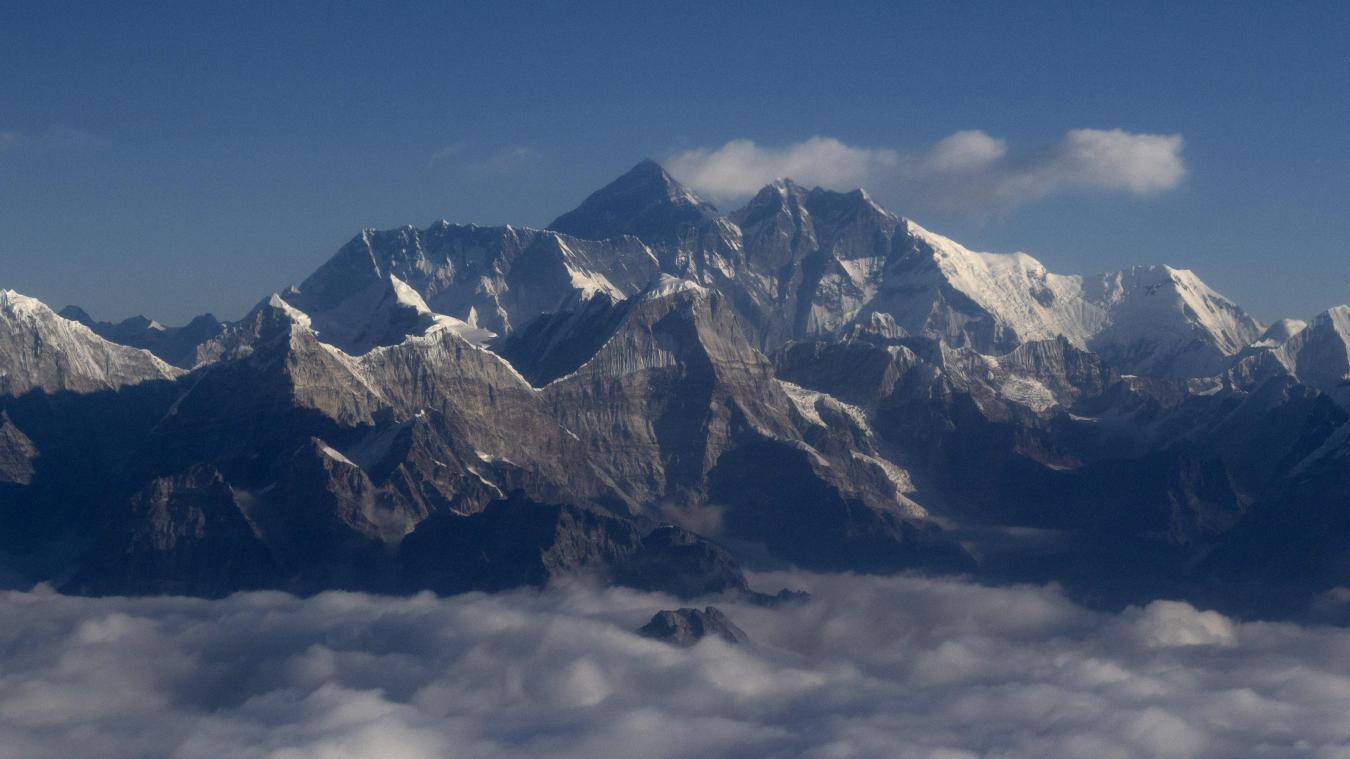 <p>Blick auf den Mount Everest. Der Mount Everest, auf Tibetisch Qomolangma, ist ein Berg im Himalaya und der höchste Berg der Erde.</p>