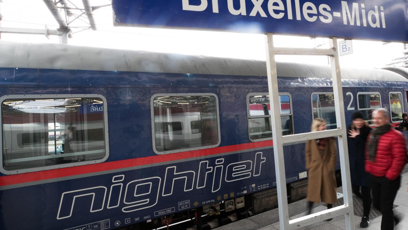 <p>Ein Nachtzug steht am Bahnhof Bruxelles-Midi im Rahmen der Premierenfahrt des ÖBB-Nightjet von Wien nach Brüssel.</p>