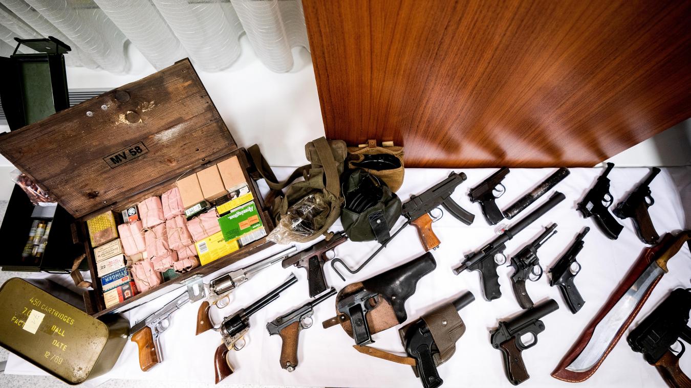<p>Beschlagnahmte Waffen werden im Rahmen einer Pressekonferenz der Landespolizeidirektion Wien gezeigt. Bei einem Schlag gegen ein rechtsextremes Netzwerk hat es fünf Festnahmen in Österreich und zwei in Bayern gegeben.</p>
