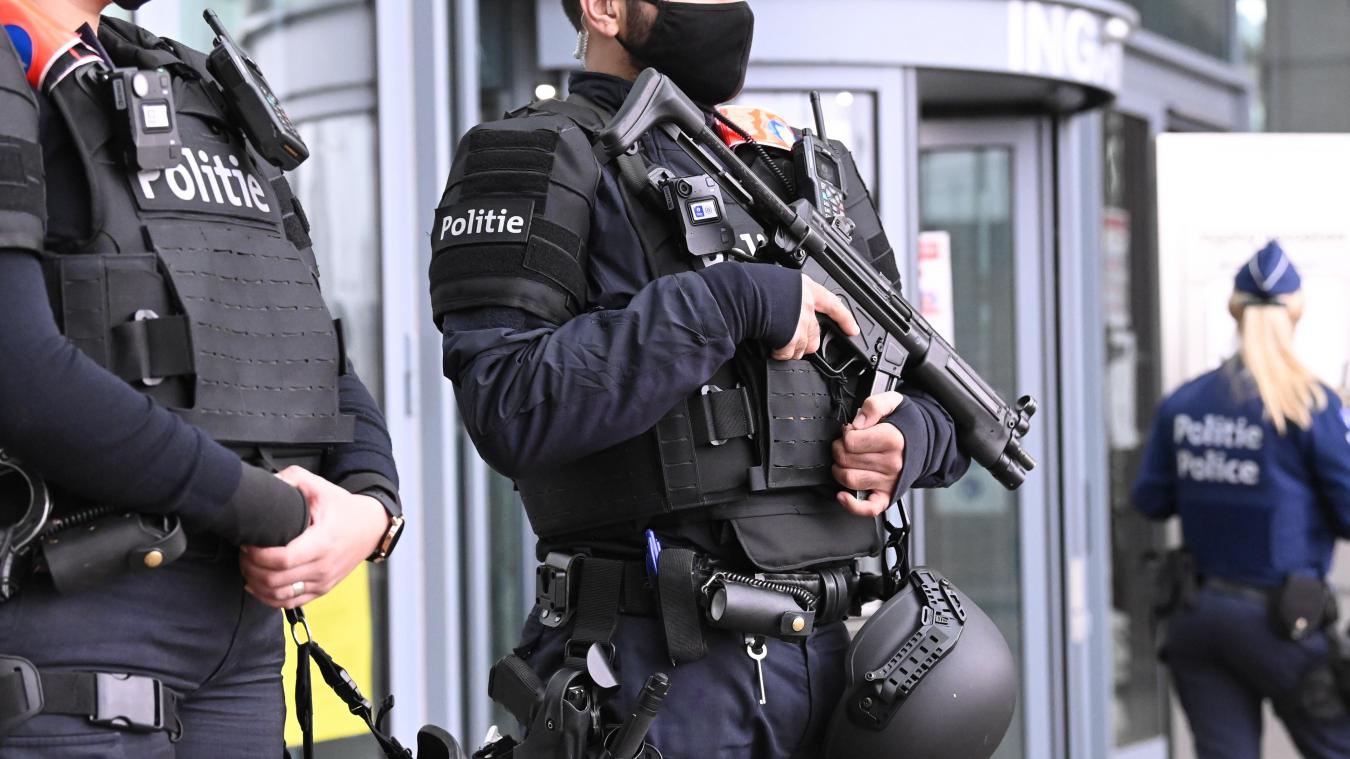 <p>Beamte machen Jagd auf Sozialbetrüger: 25 Festnahmen bei Hausdurchsuchungen</p>
