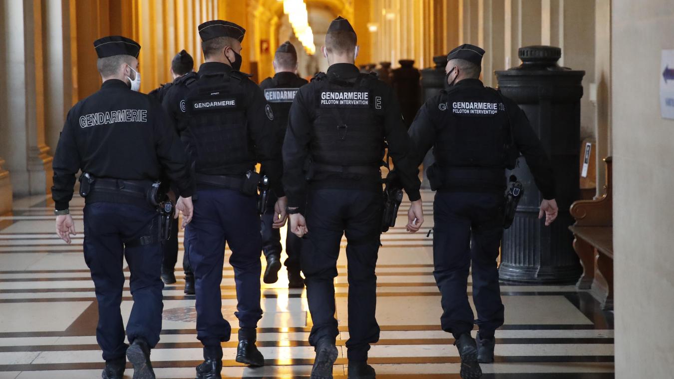 <p>Französische Gendarme gehen im Flur des Justizpalastes entlang. Dort ging der Strafprozess gegen vier Verdächtige nach dem Thalys-Angriff im Jahr 2015 am heutigen Donnerstag zu Ende.</p>