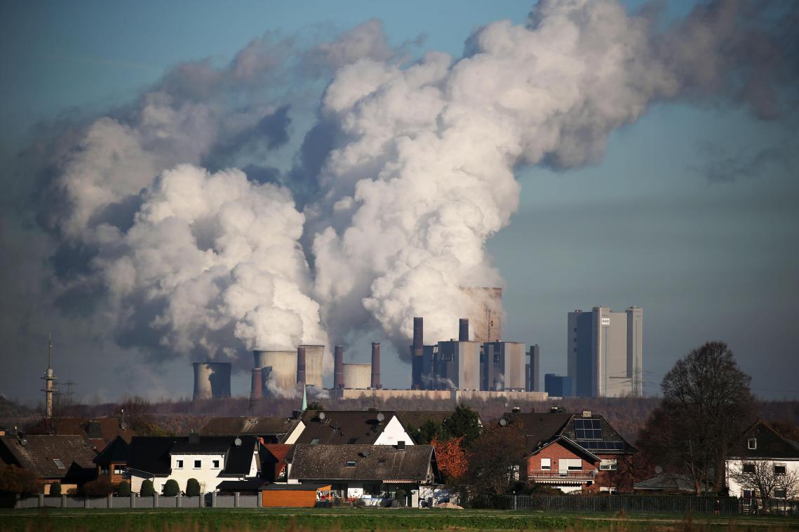 <p>Hinter einer Wohnsiedlung bei Bergheim steigt Dampf aus dem Braunkohlekraftwerk Niederaußem des Energieversorgungskonzerns RWE.</p>