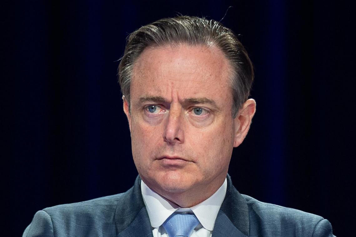 <p>Bart De Wever macht lieber die Tür mit einem Lächeln zu, als mit dem Vlaams Belang zusammenzuarbeiten.</p>