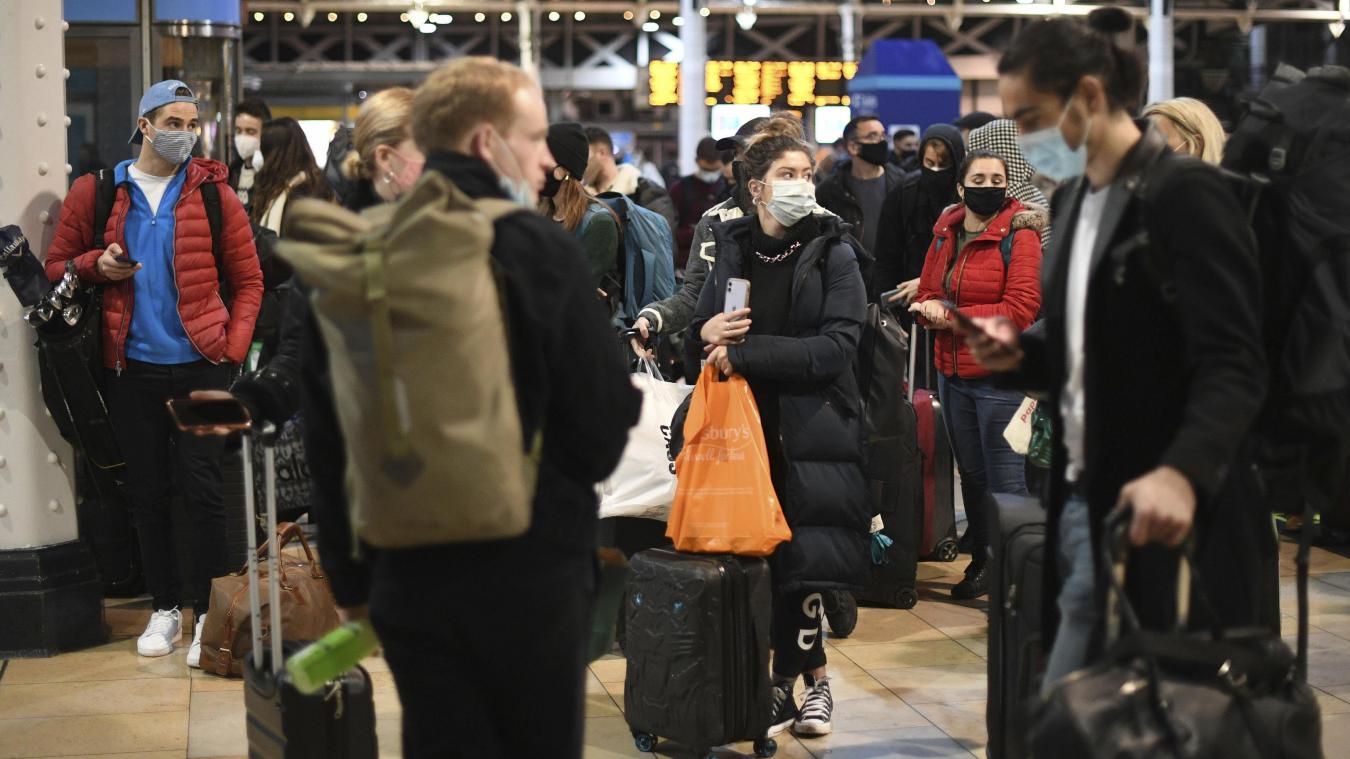 <p>Reisende warten am letzten Samstag vor Weihnachten in der Bahnhofshalle der Londoner Paddington Station. In London und anderen Gegenden in Südostengland gilt seit der Nacht zum Sonntag wieder ein harter Shutdown mit Ausgangssperren.</p>