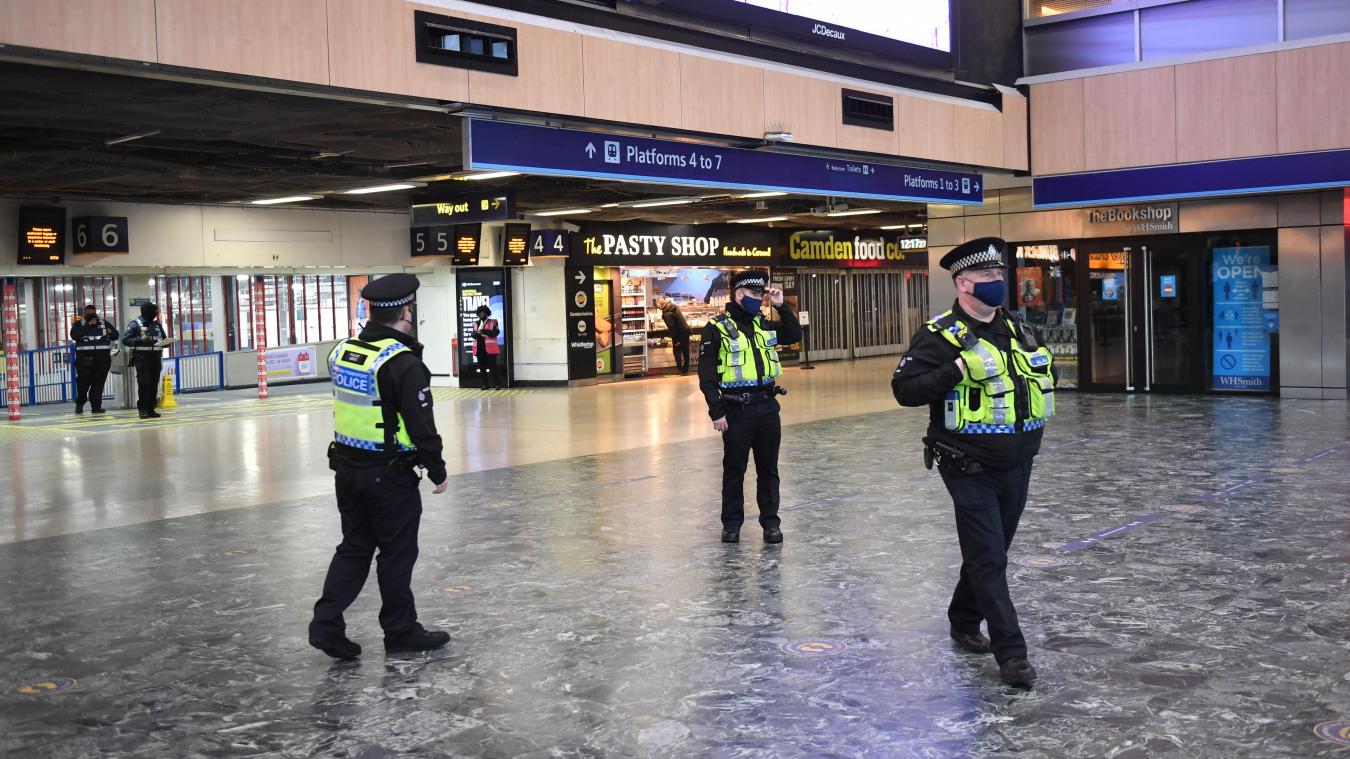 <p>Polizeibeamte mit Mund-Nasen-Schutz stehen am Londoner Bahnhof Euston und achten auf die Einhaltung der Reiseregeln. In London und anderen Gegenden in Südostengland gilt seit der Nacht zum Sonntag wieder ein harter Shutdown mit Ausgangssperren. Grund ist die rasche Ausbreitung einer neuen Variante des Coronavirus.</p>