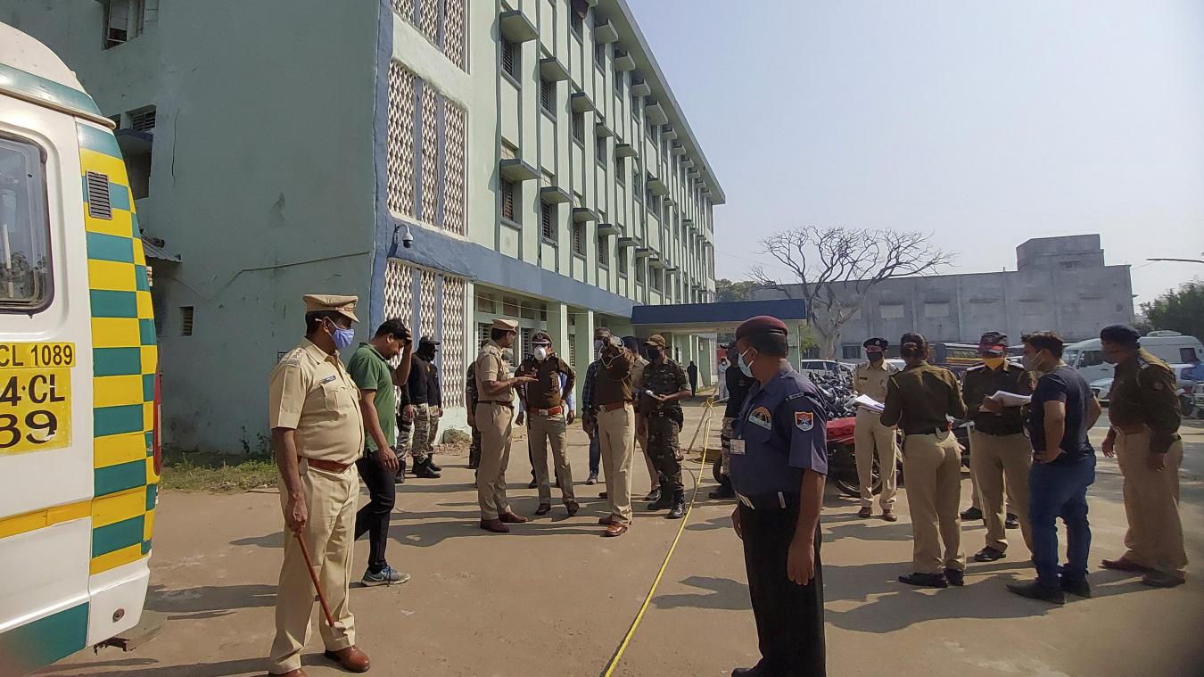 <p>Polizeibeamte untersuchen den Tatort, nachdem im District General Hospital etwa 70 Kilometer von Nagpur ein Feuer ausgebrochen ist.</p>