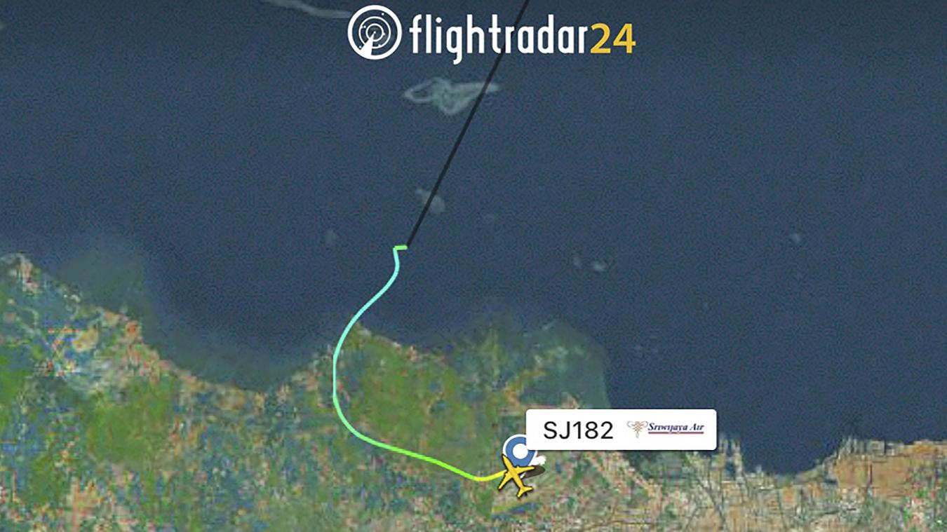 <p>Dieses Radarbild zeigt die Flugbahn des indonesischen Sriwijaya Air Flug 182, bevor er vom Radar verschwand. Ein Passagierflugzeug der indonesischen Sriwijaya Air mit 62 Menschen an Bord ist laut offiziellen Angaben nach dem Abheben aus Jakarta vom Radar verschwunden.</p>