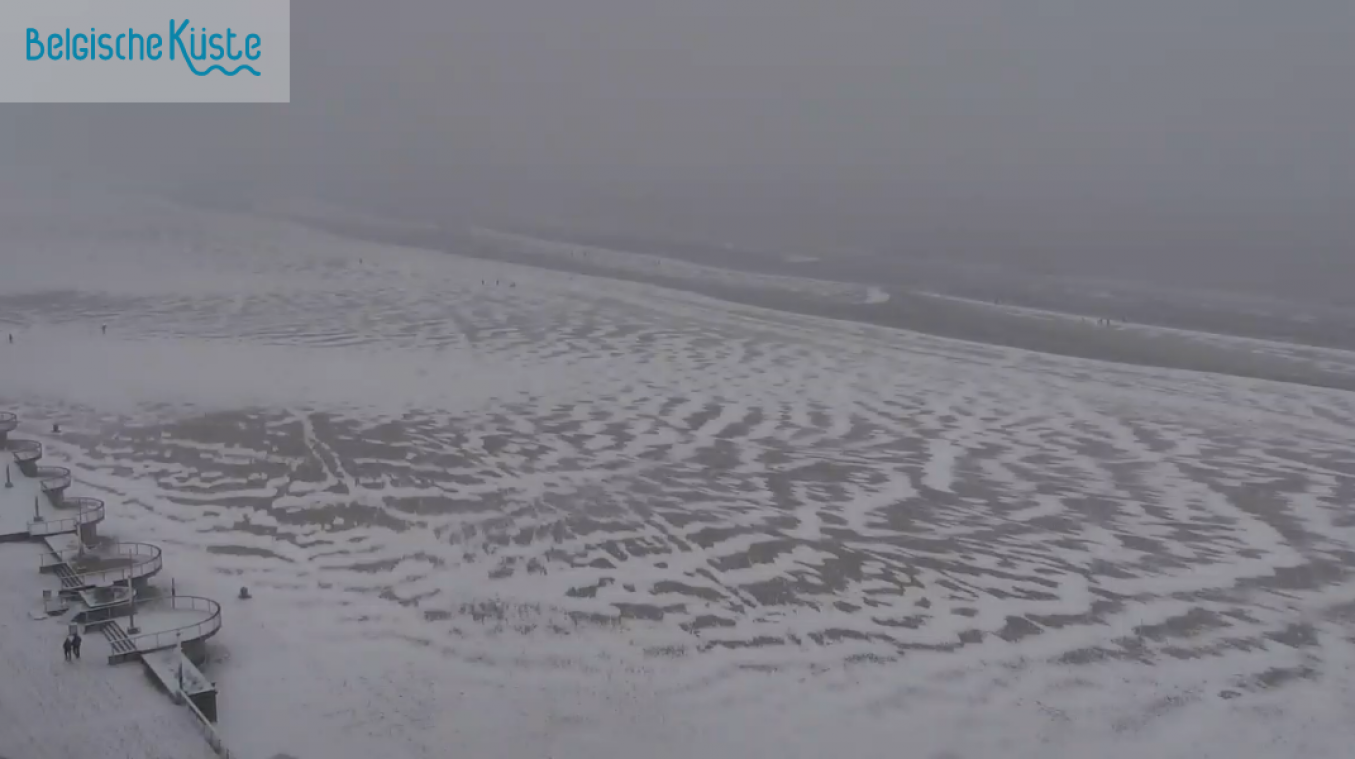 <p>Der Strand in Ostende ist mit einer dünnen Schneeschicht bedeckt.</p>