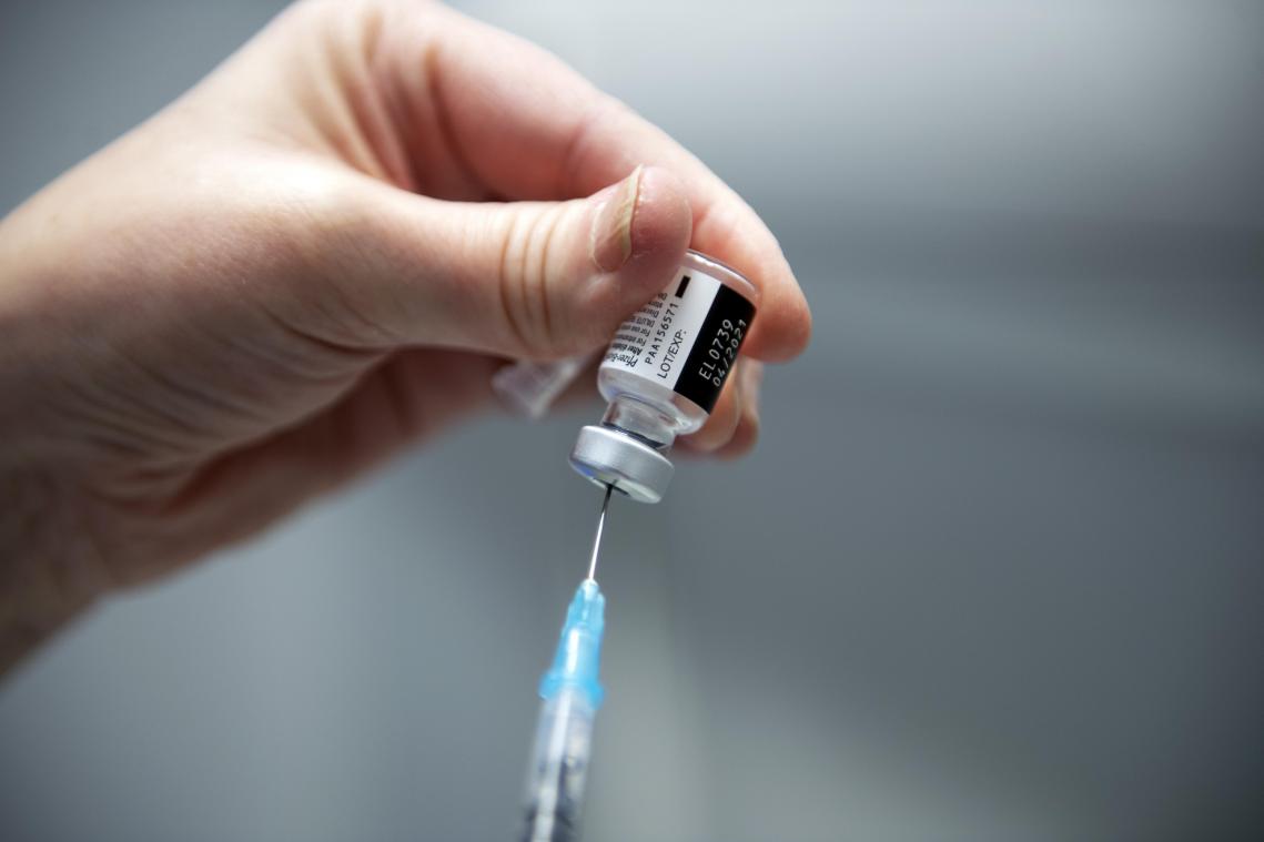 <p>400 Impfdosen wird Pfizer im Laufe der kommenden Wochen in die Deutschsprachige Gemeinschaft liefern.</p>