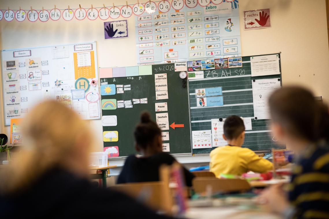<p>Sitznachbarn infizierter Schüler müssen in Quarantäne und sich zweimal testen lassen</p>
