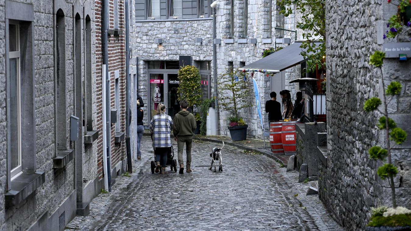 <p>Touristen streifen im November durch Durbuy.</p>