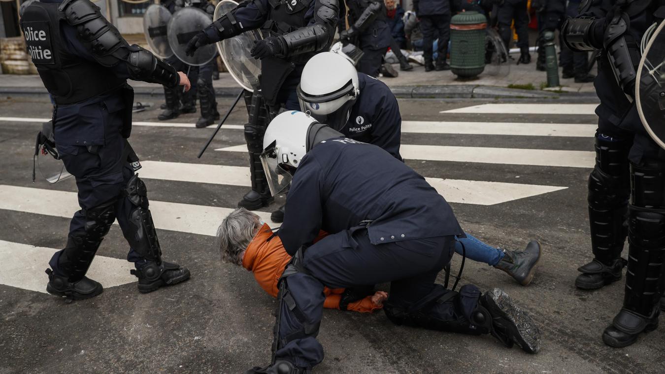 <p>Ein Demonstrant wird von Polizisten festgehalten.</p>