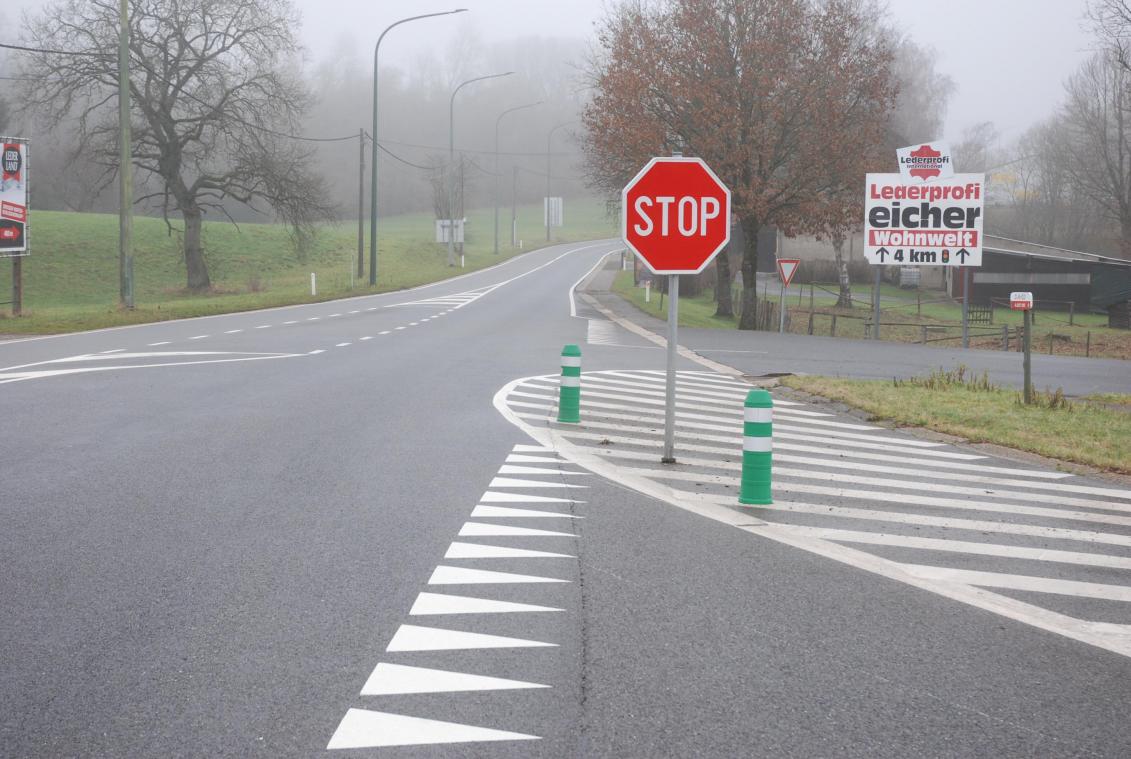 <p>Wer von der Autobahn E 42 in St.Vith abfährt, muss jetzt zwingend anhalten, wenn er auf die Regionalstraße N62 einbiegt.</p>