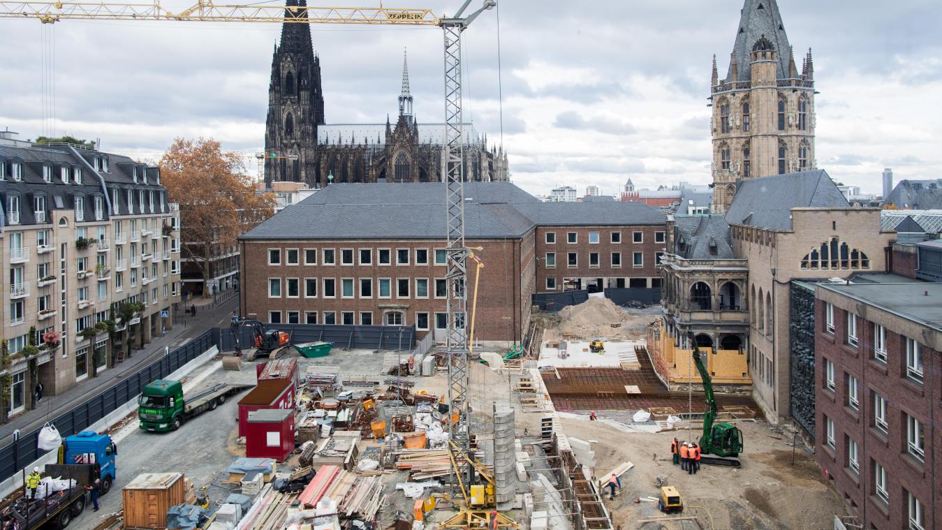 <p>Blick auf die Baustelle Archäologische Zone - Jüdisches Museum MiQua - im Hintergrund der Kölner Dom und das Historische Rathaus.</p>