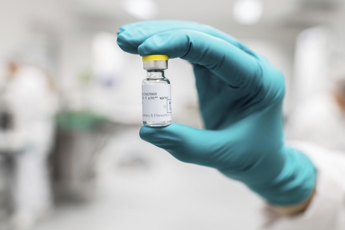 <p>Eine Ampulle mit dem Corona-Impfstoff des US-Pharmakonzerns Johnson &amp; Johnson.</p>