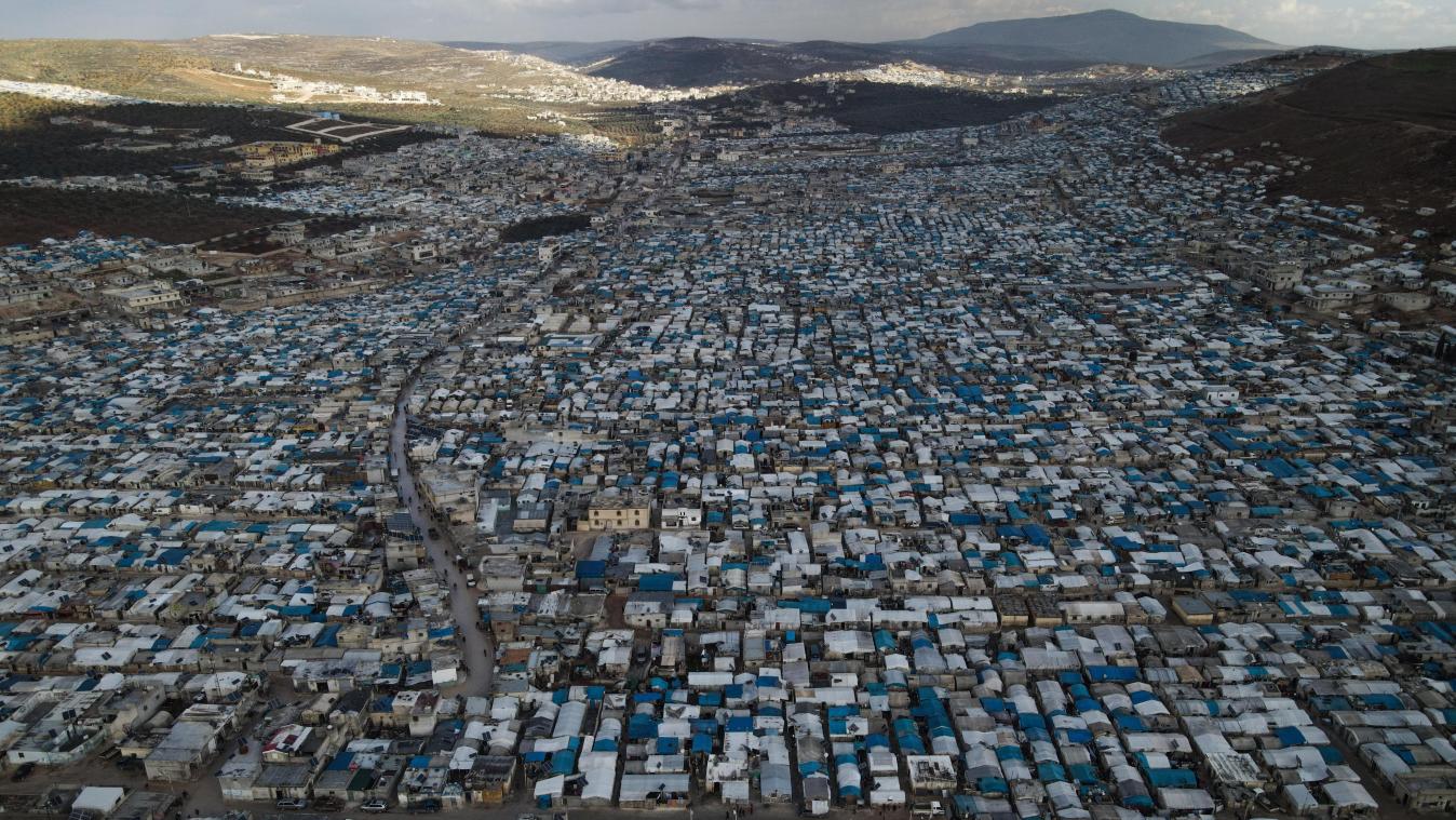 <p>Zelte und Unterkünfte von Binnenflüchtlingen sind im Flüchtlingslager Atma an der türkisch-syrischen Grenze dicht aneinandergereiht (Aufnahme mit einer Drohne). Das Lager entstand zu Beginn des syrischen Bürgerkriegs im Jahr 2011 und beherbergt heute Zehntausende, denen die Flucht in die Türkei nicht gelang und die sich stattdessen in dem Lager niederlassen mussten.</p>