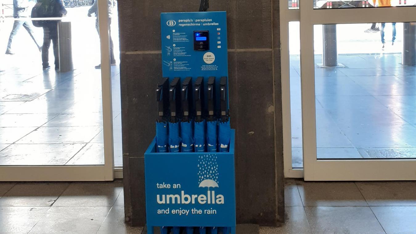 <p>Karte oder App scannen, Regenschirm nehmen: Sieben dieser Boxen stehen aktuell im Brüsseler Südbahnhof.</p>