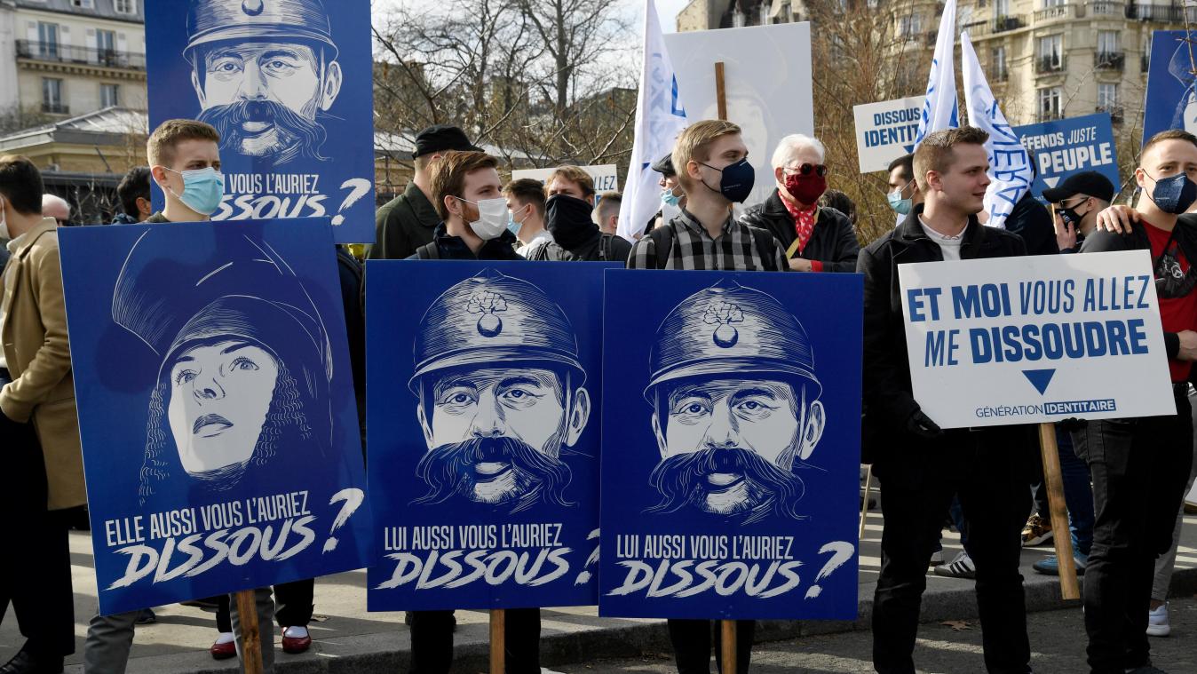 <p>Mitglieder der „Identitären“ protestieren in Paris gegen die Auflösung ihrer Gruppe.</p>