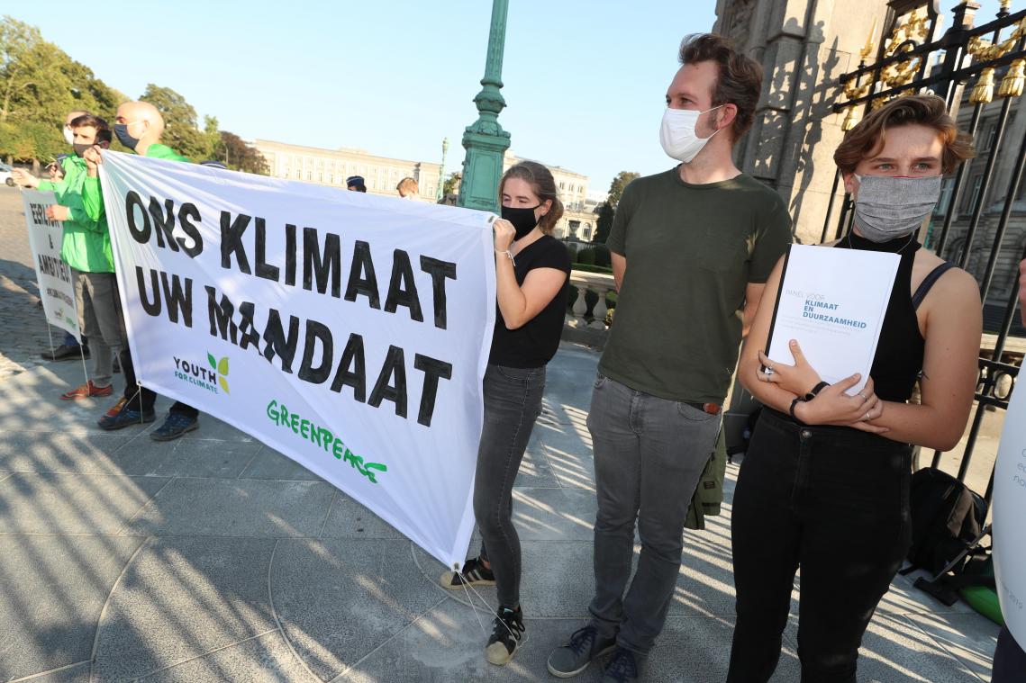 <p>Anuna De Wever (rechts) und ihre Mitstreiter demonstrieren heute in Brüssel.</p>