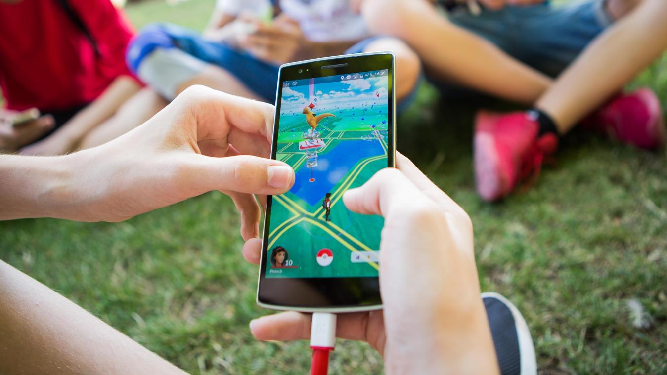 <p>Jugendliche spielen in einem Park Pokemon GO auf ihren Smartphones.</p>