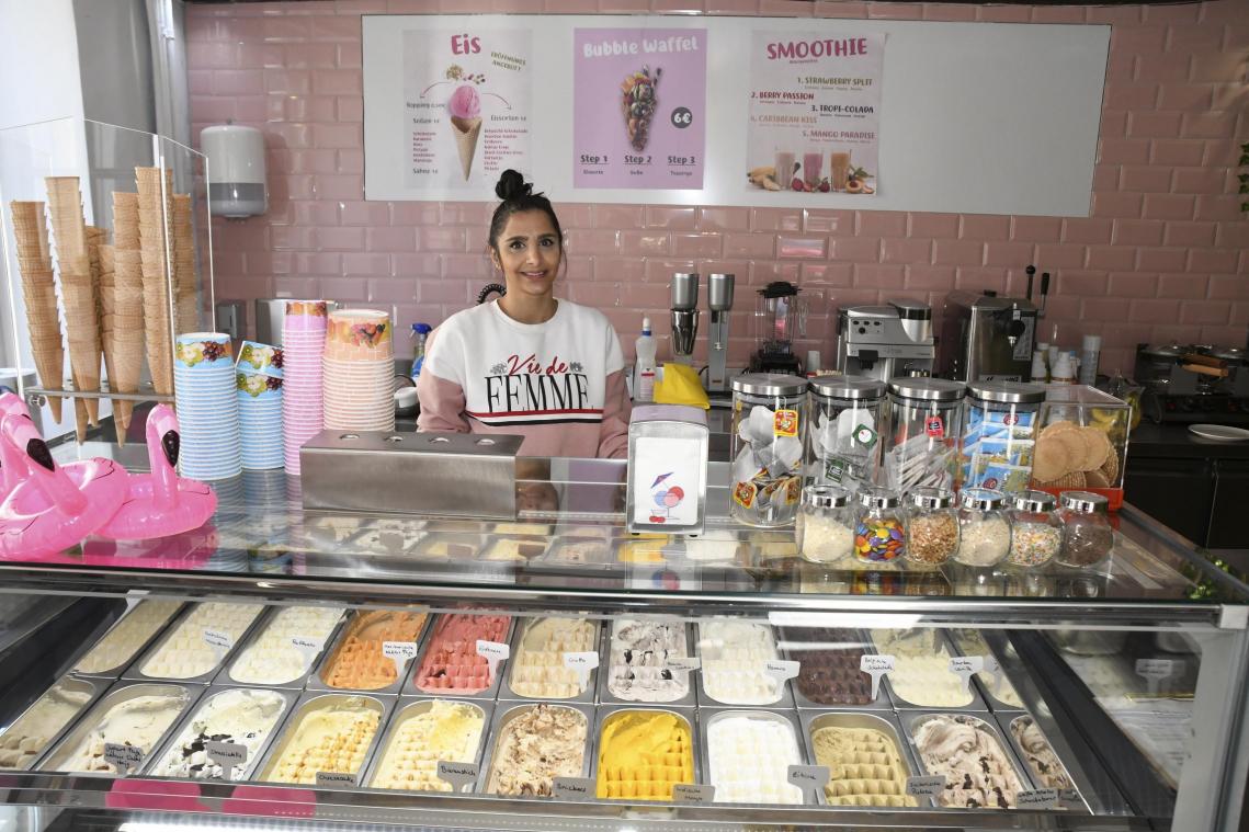 <p>Rana Moghol reicht in ihrem pinken Eiscafé auch Smoothies und „Bubble Waffel“ über die Theke.</p>