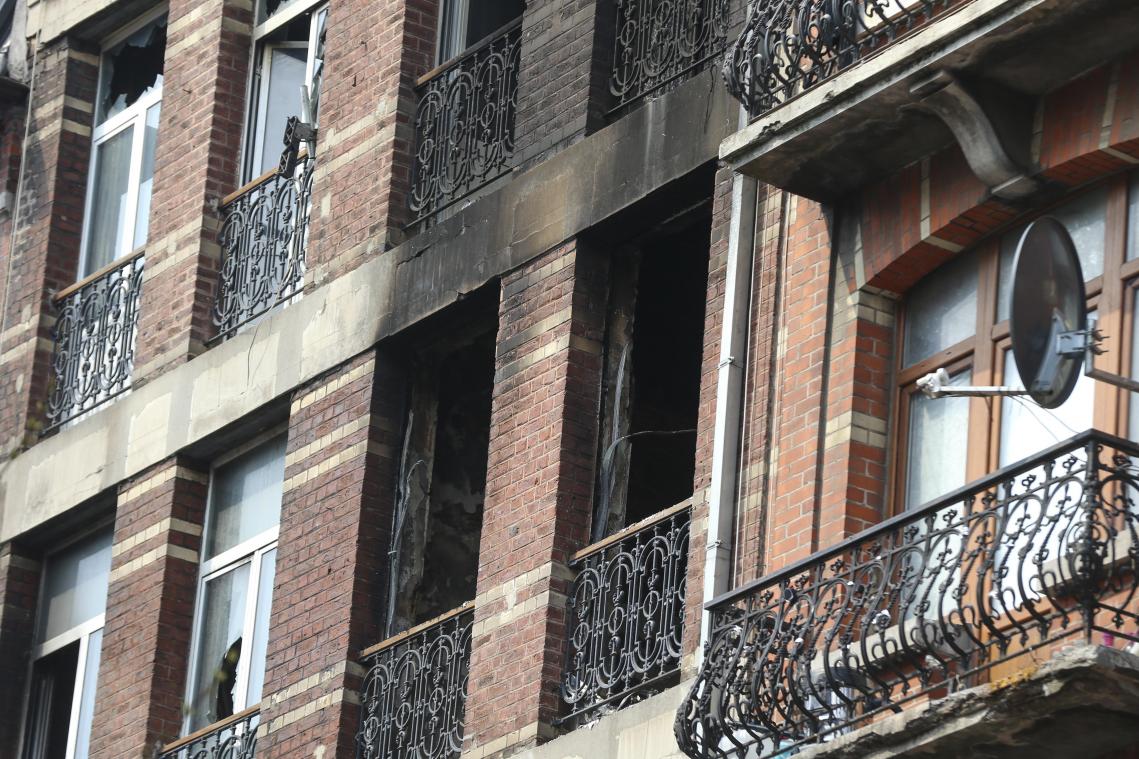 <p>Das Feuer ist in der Nacht zum Montag in einem Anderlechter Mehrfamilienhaus ausgebrochen.</p>