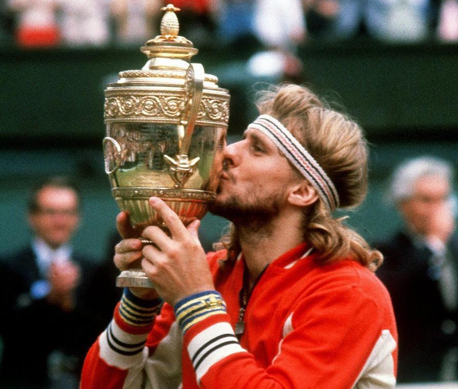 <p>Der Schwede Björn Borg küsst im Juli 1980 die Trophäe, nachdem er das Herrenfinale beim Tennisturnier in Wimbledon zum fünften Mal in Folge gewonnen hat.</p>