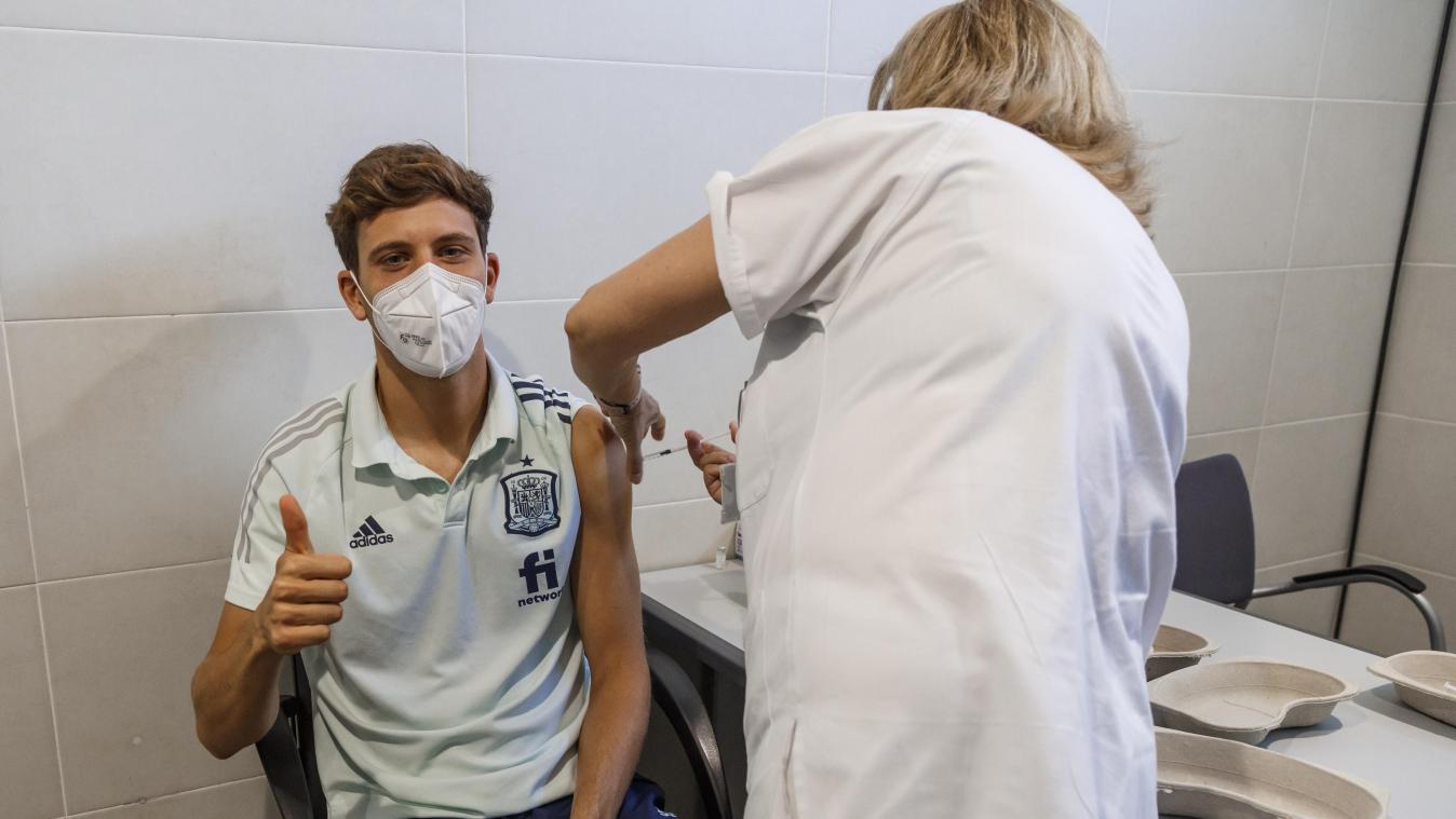 <p>Marcos Llorente erhält eine Spritze mit einem Impfstoff gegen das Coronavirus.</p>