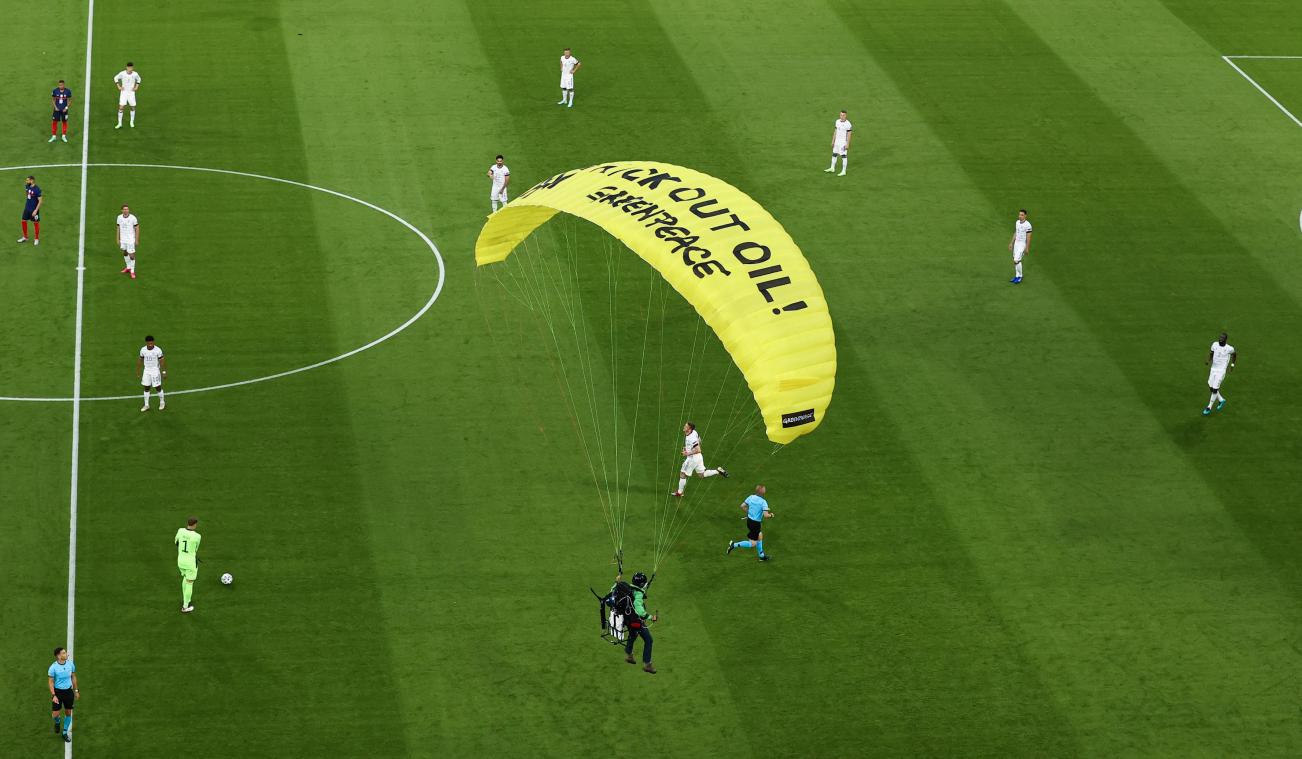 <p>Bei dem EM-Spiel Deutschland-Frankreich landete ein Greenpeace-Aktivist auf dem Spielfeld.</p>