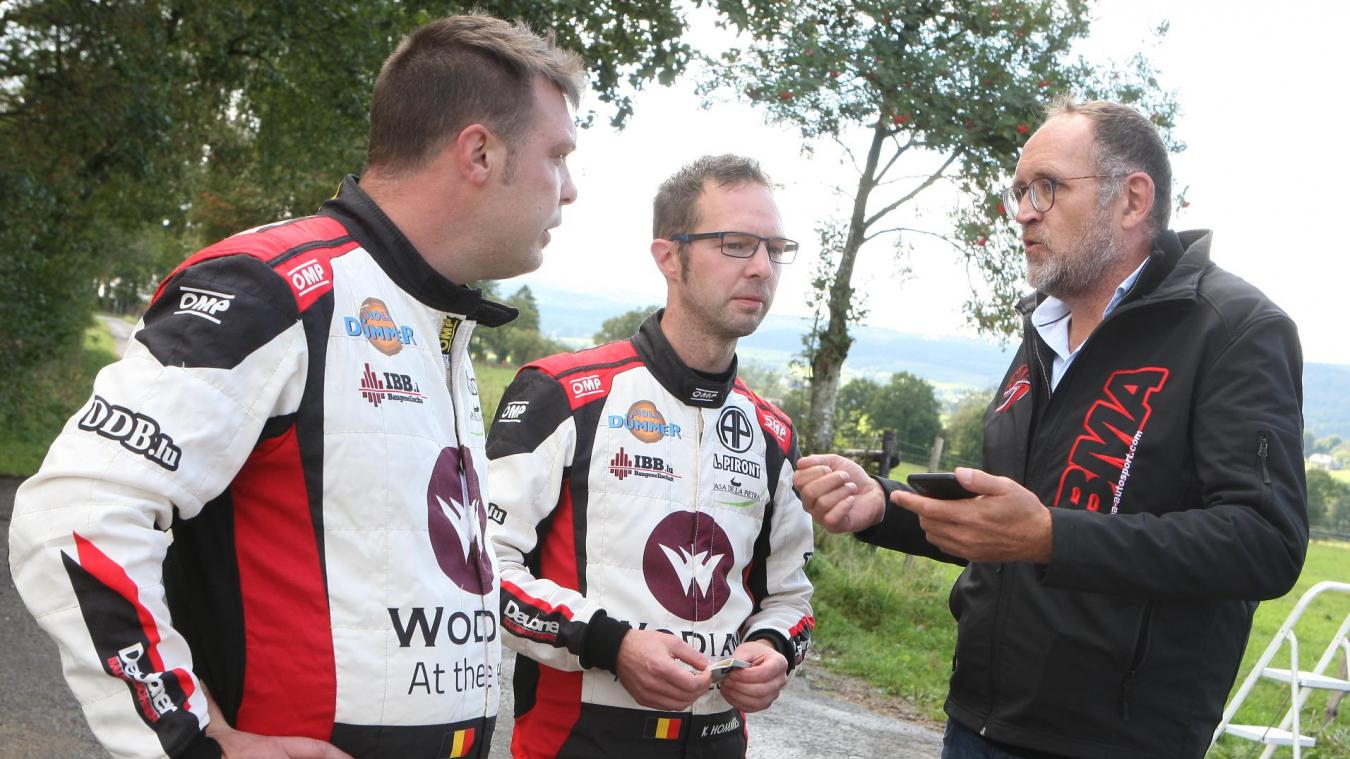 <p>Kevin (M.) und Marco Hommes mieten für die Ypern-WM-Rallye einen Skoda Fabia R2 des Vervierser Tuners Bernard Munster (r.).</p>