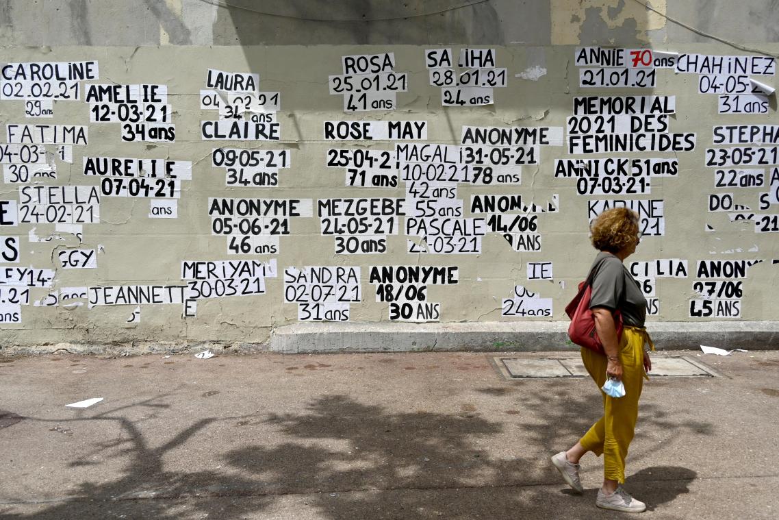 <p>Auf einer Hauswand in Marseille haben Aktivisten Zettel mit Namen von Frauen befestigt, die seit Januar 2021 in Frankreich einem Feminizid zum Opfer fielen.</p>