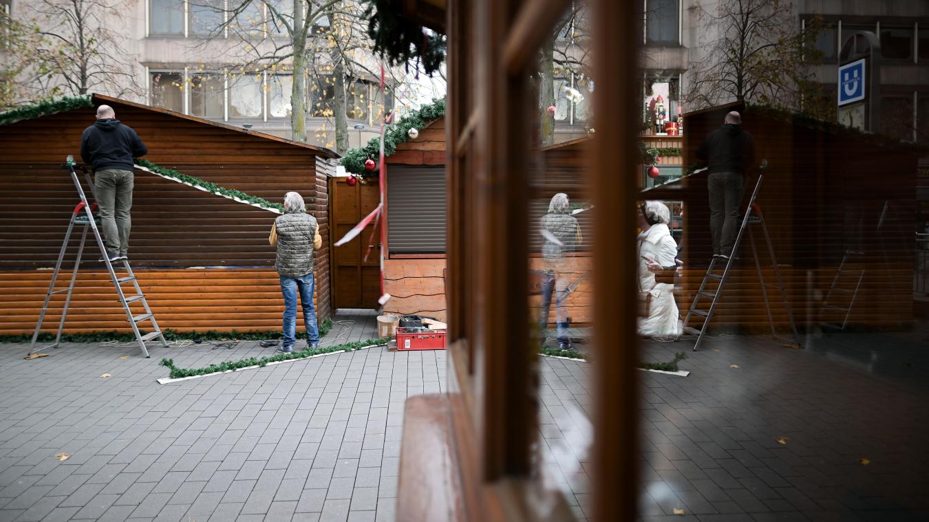 <p>Marktbeschicker bauen ihre Stände in der Fußgängenzone in der Duisburger Innenstadt auf.</p>