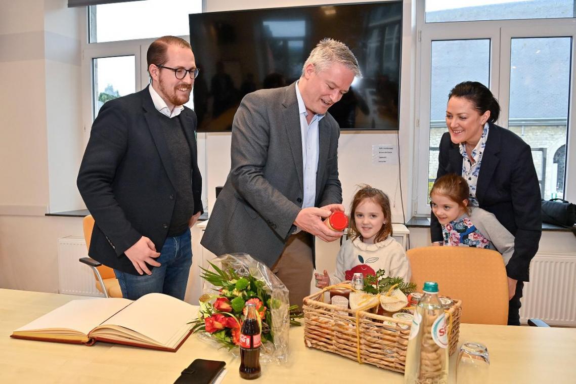 <p>Gemeinsam mit seiner Familie wurde Mathias Cormann im Raerener Gemeindehaus von Bürgermeister Jérôme Franssen (links) begrüßt.</p>