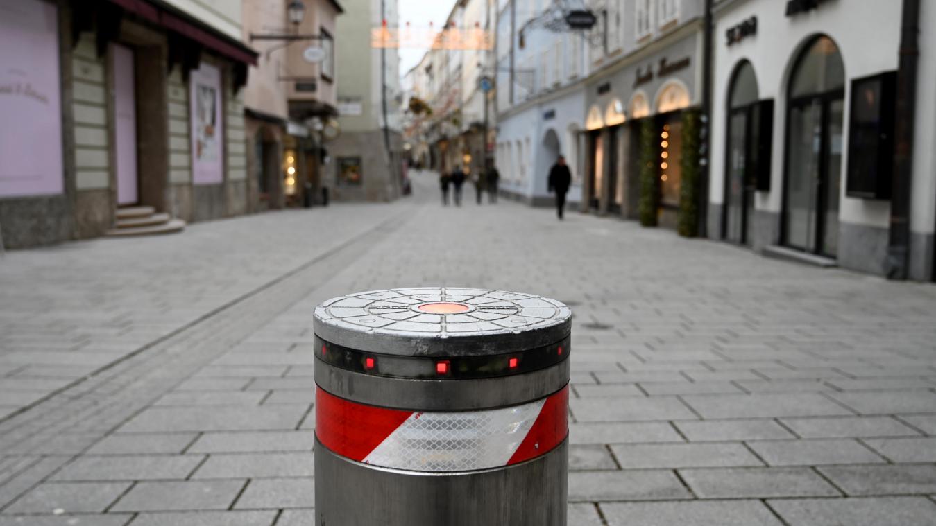 <p>Nur wenige Passanten in der Salzburger Getreidegasse. Österreich geht wegen der Corona-Krise erneut in einen Lockdown und wird im Februar eine Impfpflicht einführen.</p>