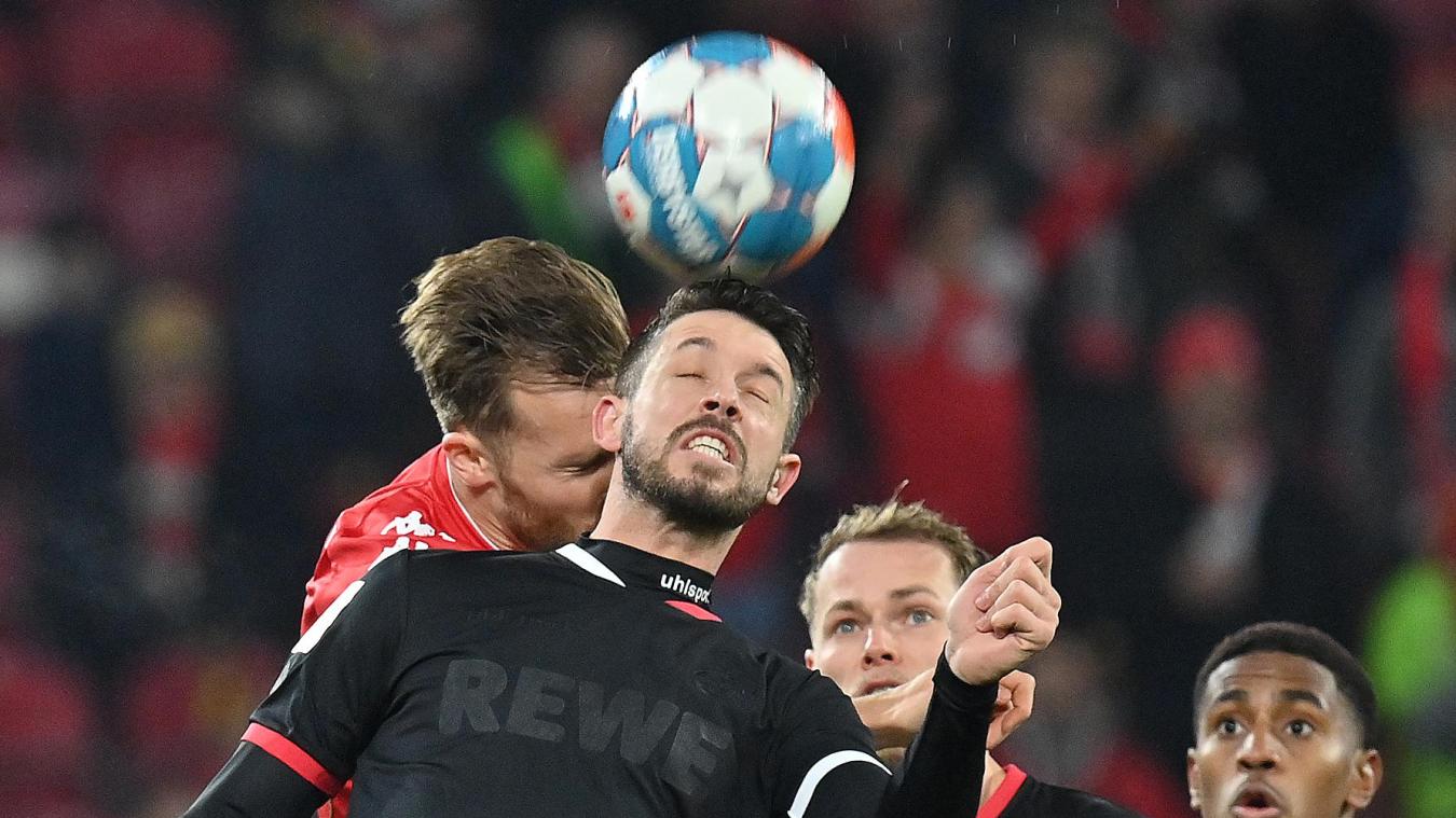 <p>Kölns Mark Uth spielt gegen den Mainzer Silvan Widmer</p>