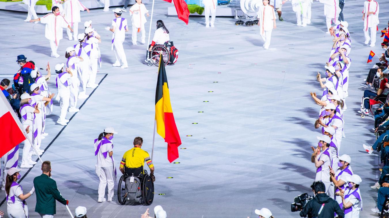 <p>Peter Genyn bei der Abschlusszeremonie der Paralympics in Tokio 2020, wo er im Rollstuhlrennen über 100m erneut Gold holte für Belgien.</p>