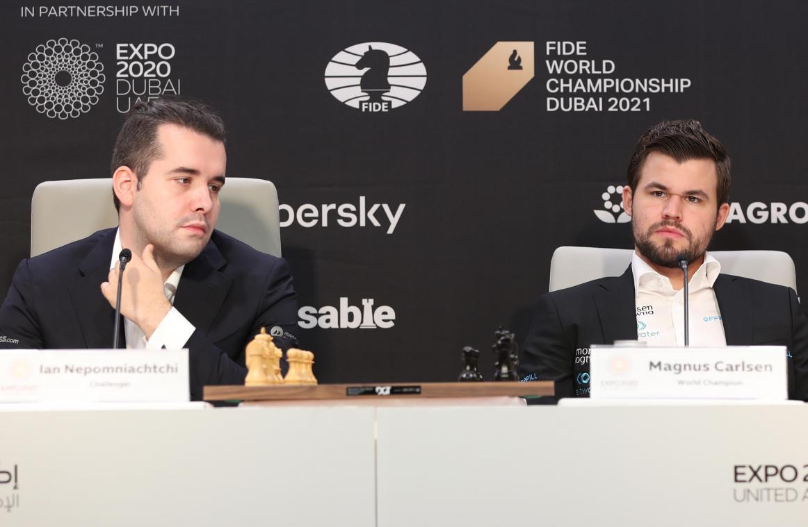 <p>Jan Nepomnjaschtschi (links) tritt ab Freitag gegen Titelverteidiger Magnus Carlsen an.</p>