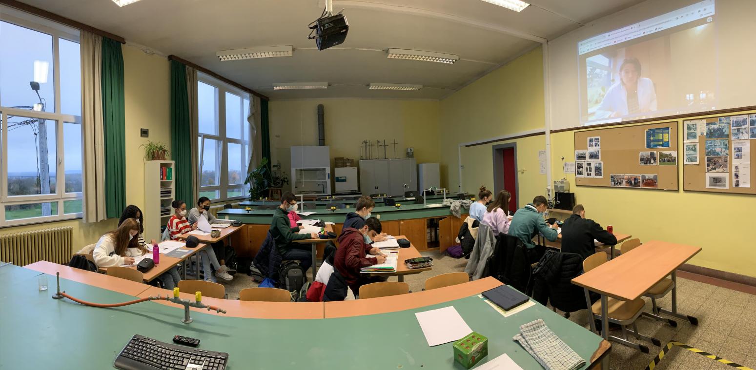 <p>Schüler des César-Franck-Athenäums nehmen an einem digitalen Unterricht teil, weil die Lehrerin in Quarantäne ist.</p>