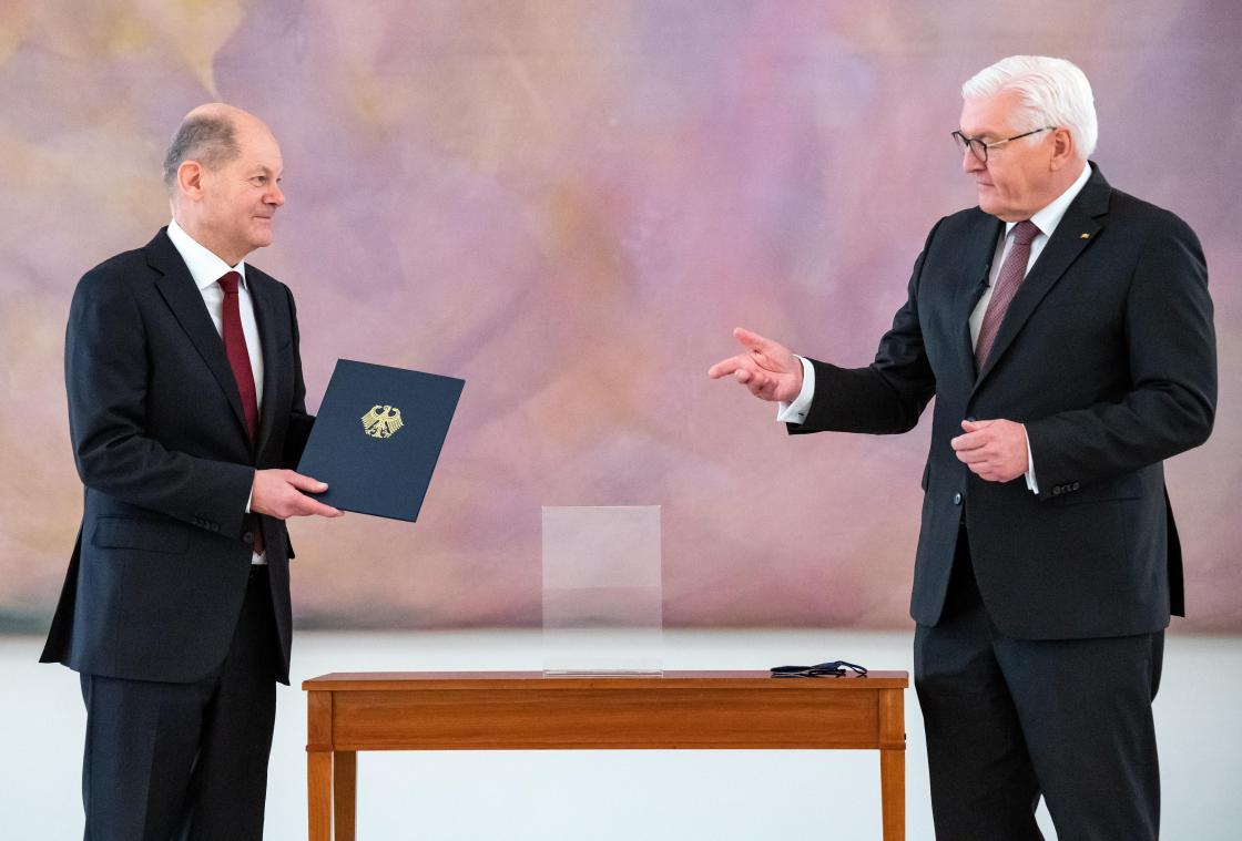 <p>Olaf Scholz erhält die Ernennungsurkunde von Bundespräsident Frank-Walter Steinmeier im Schloss Bellevue.</p>