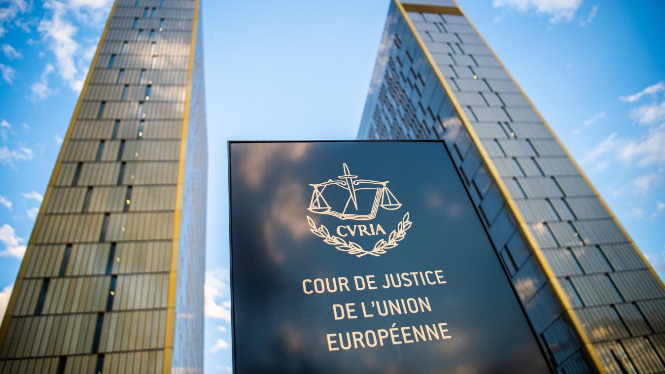 <p>Ein Schild mit der Aufschrift „Cour de Justice de l'union Européene“ steht vor den Bürotürmen des Europäischen Gerichtshofs im Europaviertel auf dem Kirchberg.</p>