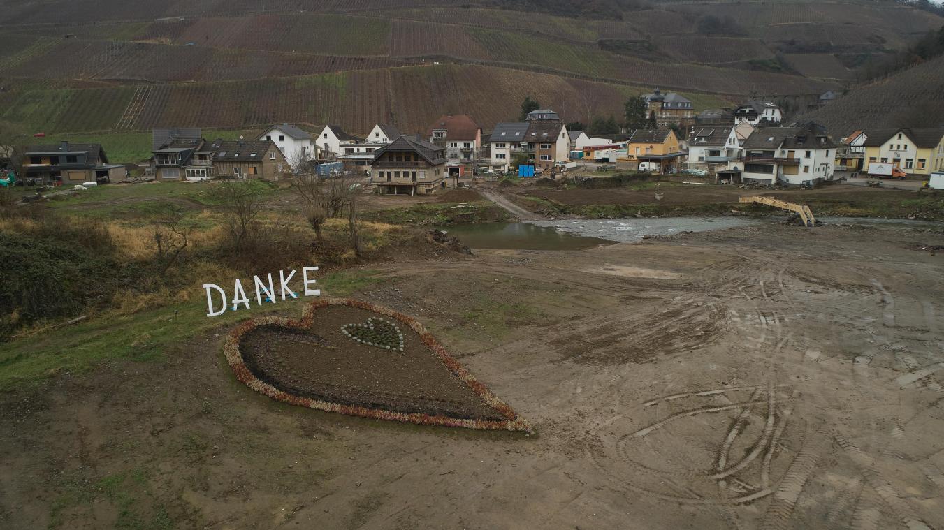 <p>Mit einem herzförmigen Blumenbeet und einem Schriftzug „Danke“ dahinter danken die Bewohner den Fluthelfern. Fast ein halbes Jahr nach dem Hochwasser im Ahrtal müssen immer noch viele Flutopfer in Ausweichquartieren ausharren.</p>