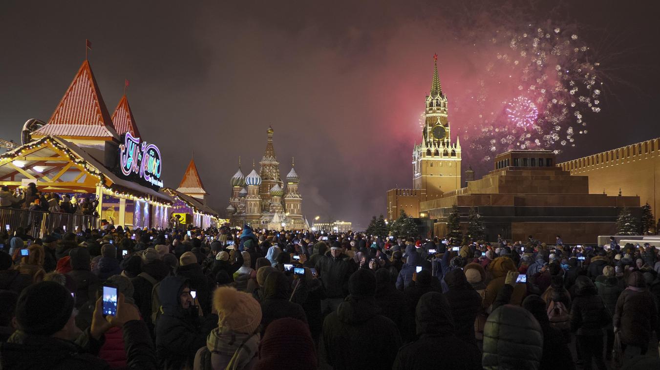 <p>Ein Feuerwerk explodiert über dem Kreml während der Neujahrsfeiern auf dem Roten Platz mit Basilius-Kathedrale (hinten Mitte) und dem Spasskaja-Turm (rechts) zu Beginn des Jahres 2019. In Russlands Hauptstadt und Europas größter Metropole Moskau werden diesmal vor allem Touristen am Roten Platz erwartet, wo es wieder eine große Schlittschuhbahn und einen Markt gibt. Dort wie auch an anderen Stellen ist ebenfalls ein Feuerwerk geplant.</p>