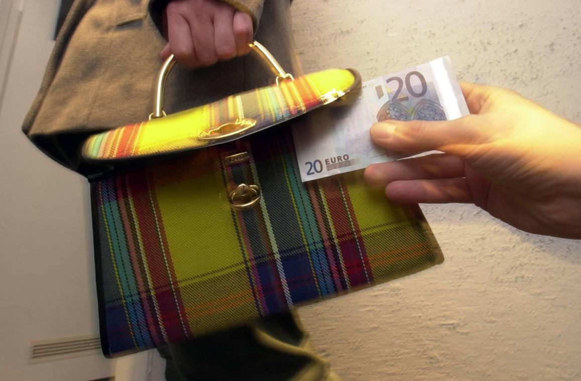 <p>Ein Diebe entwendete 20 Euro aus der Handtasche einer Dame.</p>