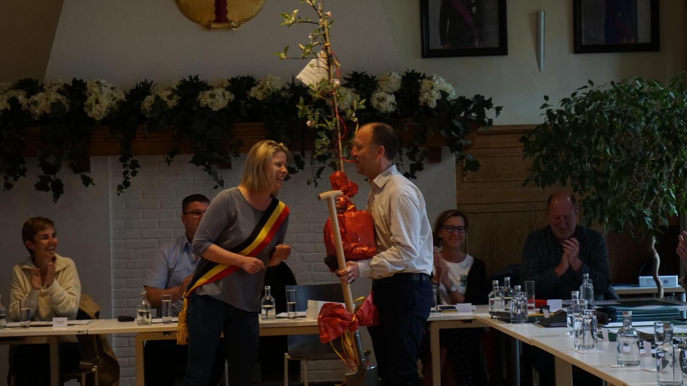 <p>Hatten bei der Vereidigung gut lachen: Bürgermeisterin Claudia Niessen und Eupens neuer Finanzdirektor Benoit Weynand.</p>