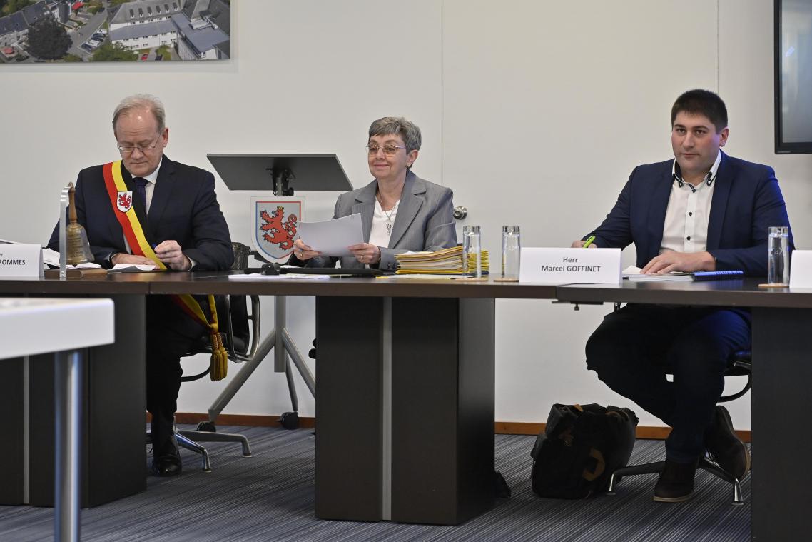 <p>Schöffe Marcel Goffinet (rechts, mit Bürgermeister Herbert Grommes und der scheidenden Generaldirektorin Helga Oly) wollte die Prozedur zur Erweiterung des Gewerbegebietes Steinerberg anstoßen.</p>