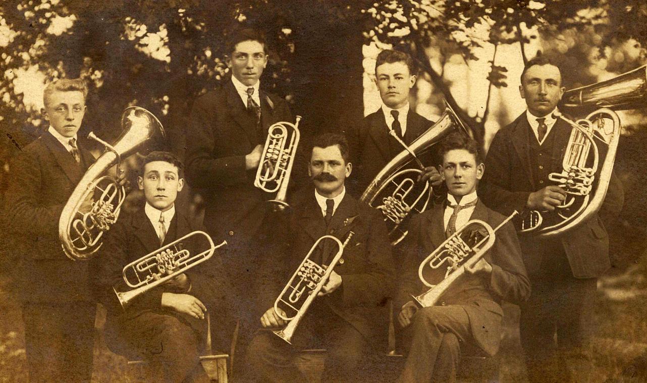 <p>Diese Herren gründeten 1922 die Musikgesellschaft Edelweiss Crombach: Quirin Schaus, Adam Pint, Johann Cremer, Jean Klauser, Heinrich Backes, Albin Hoffmann, Johann Peter Brand (v.l.n.r.).</p>
