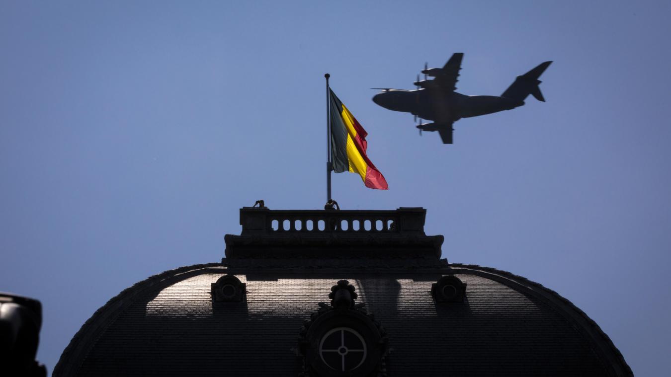 <p>Eine belgische Flagge weht auf dem Dach des Königlichen Palasts in Brüssel</p>