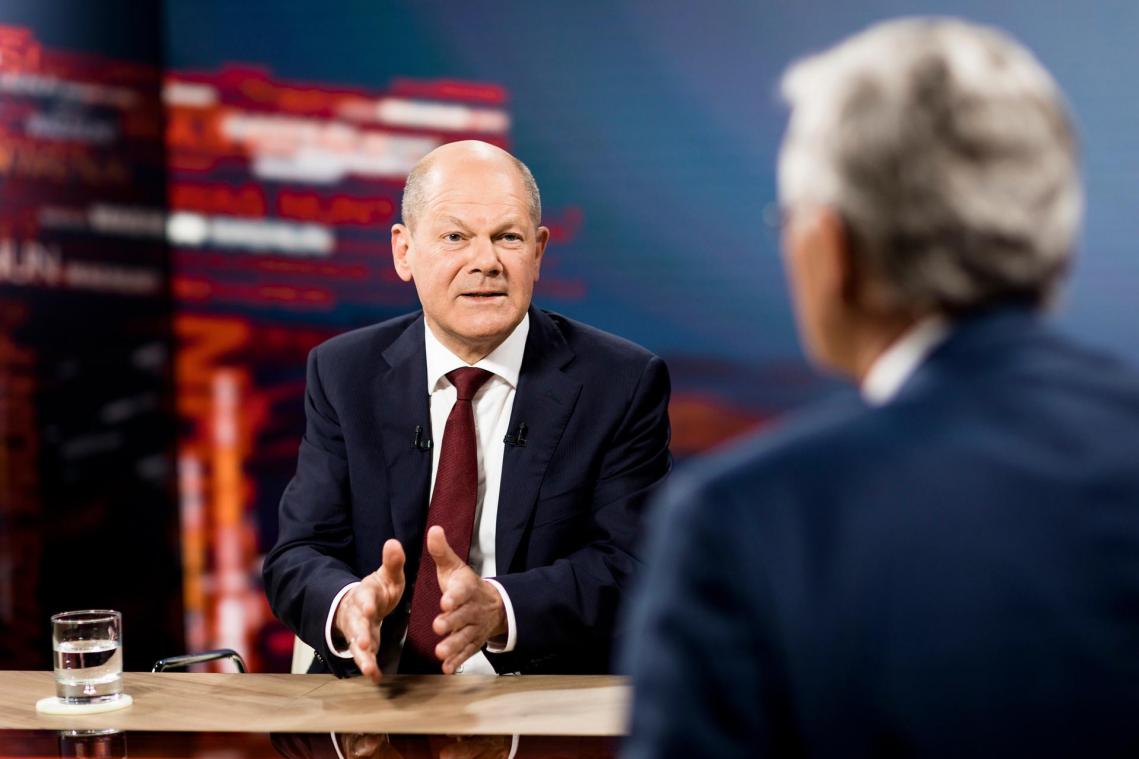 <p>Bundeskanzler Olaf Scholz (SPD, l) spricht in der ZDF-Sendung „Was nun, Herr Scholz?“ neben Moderator Peter Frey.</p>